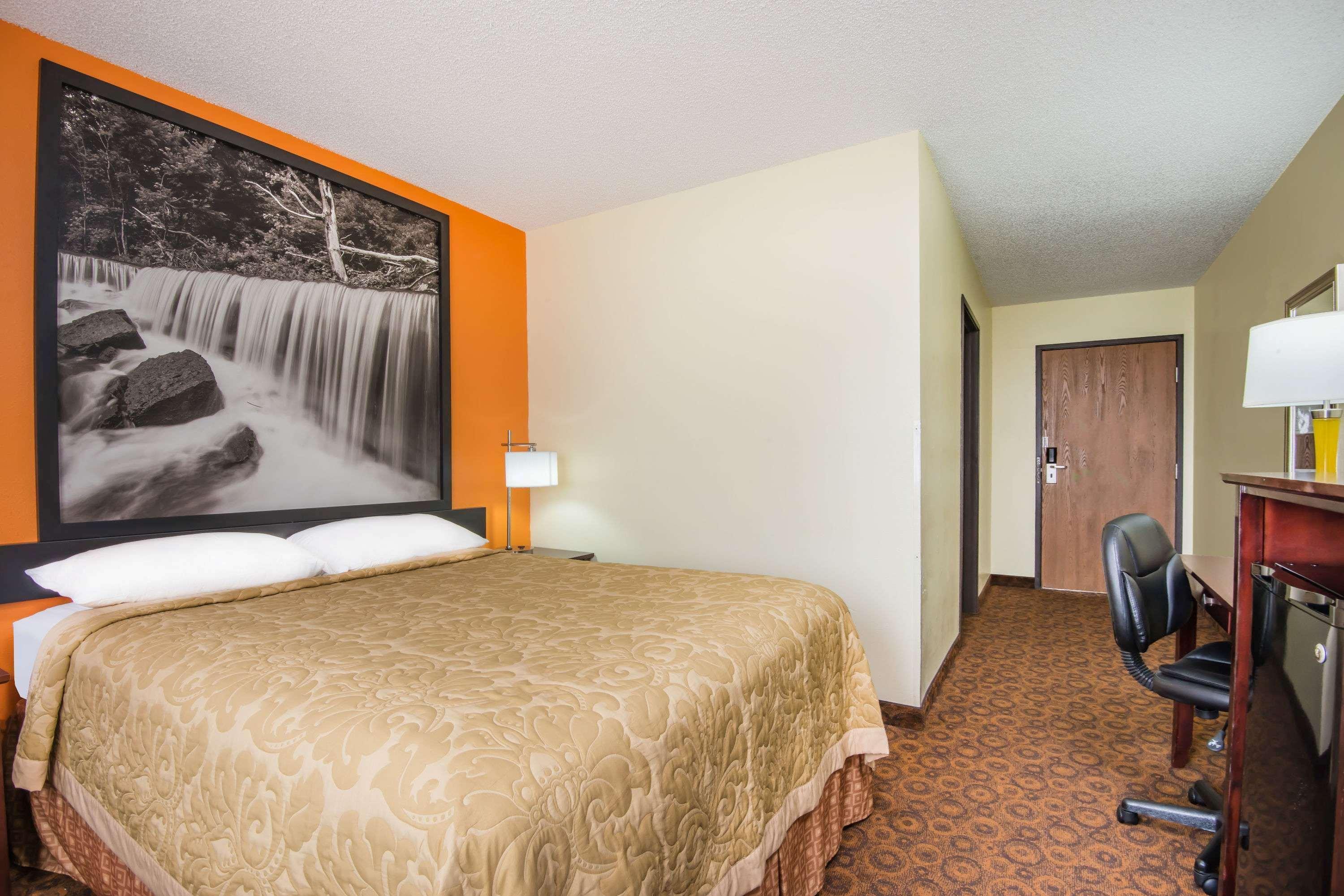 Super 8 By Wyndham Emporia Motel Exterior photo