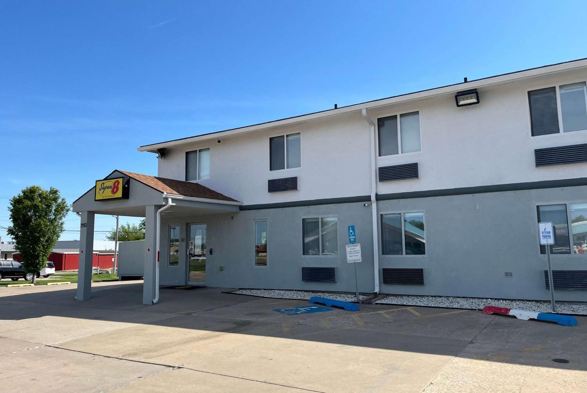 Super 8 By Wyndham Emporia Motel Exterior photo