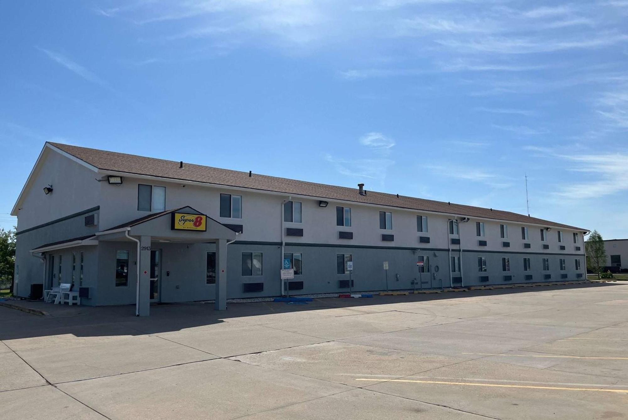 Super 8 By Wyndham Emporia Motel Exterior photo