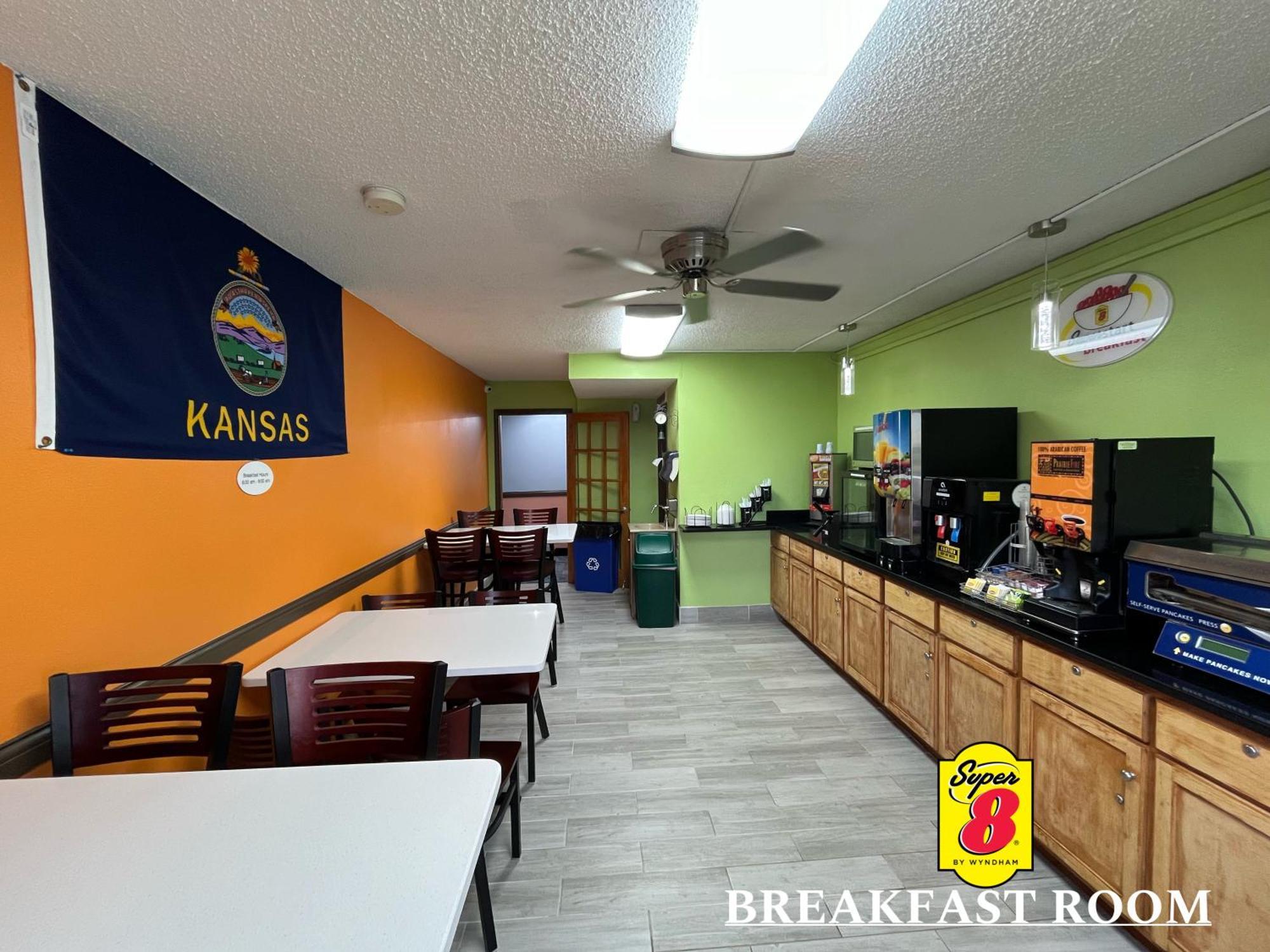 Super 8 By Wyndham Emporia Motel Exterior photo